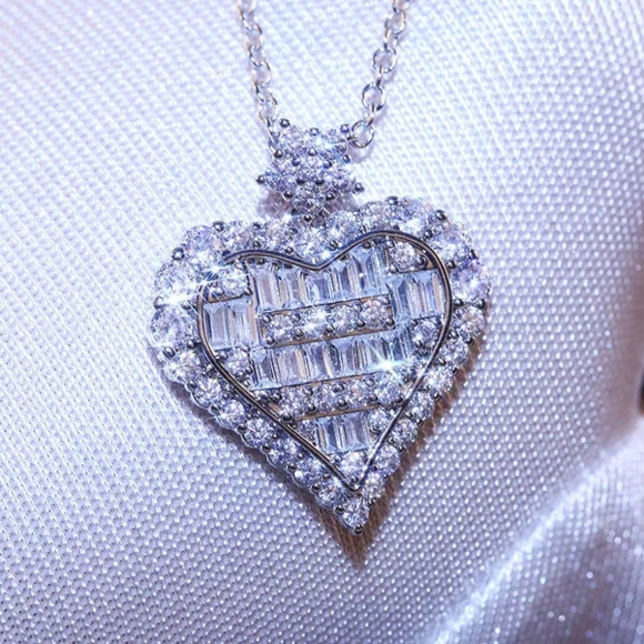 🎀18k Aesthetic Diamond Heart Pendant - Picture 3 of 7